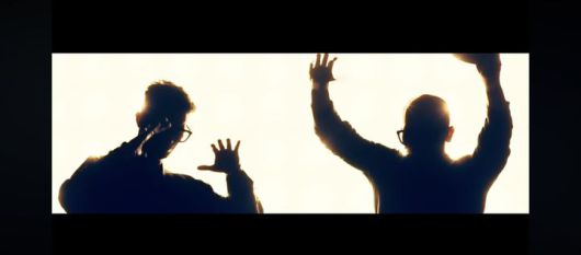 [서울=뉴시스] 다이나믹 듀오 '아에오' 뮤직비디오. (사진 = 아메바컬쳐 제공) 2025.12.08. photo@newsis.com *재판매 및 DB 금지