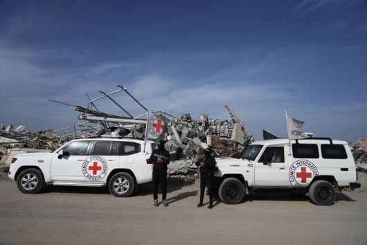 [가자시티=AP/뉴시스]  가자지구 가자시티에서 12월 8일 하마스 무장대원들이 국제적십자위원회(ICRC) 관계자들과 함께 인질 유해를 수색하기 위해 인근 자이툰 지역으로 이동하고 있다. 2025.12. 12.