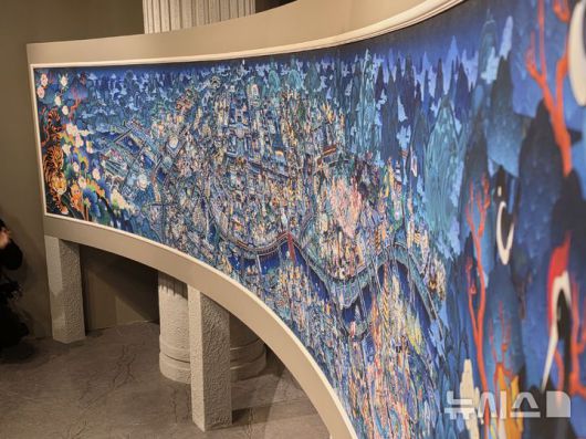 [서울=뉴시스]오동현 기자 = 데브시스터즈 대표가 8일 서울 중구 덕수궁 돈덕전에서 '쿠키런: 사라진 국가유산을 찾아서' 특별전 기자간담회를 열고 '쿠키런 상상화 3: 꺼지지 않을 희망의 빛'을 공개했다. 2025.12.08. odong85@newsis.com