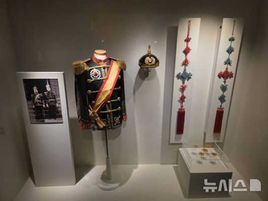 [서울=뉴시스]오동현 기자 = 8일 서울 중구 덕수궁 돈덕전에서 '쿠키런: 사라진 국가유산을 찾아서' 특별전에서 언론에 공개된 국가무형유산 보유자 김혜순의 작품 매듭장(사진 오른쪽). 2025.12.08. odong85@newsis.com