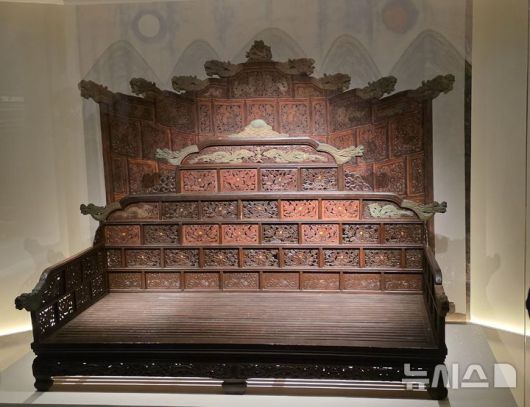 [서울=뉴시스]오동현 기자 = 8일 서울 중구 덕수궁 돈덕전 '쿠키런: 사라진 국가유산을 찾아서' 특별전에서 언론에 공개된 '중화전 용상'. 2025.12.08. odong85@newsis.com