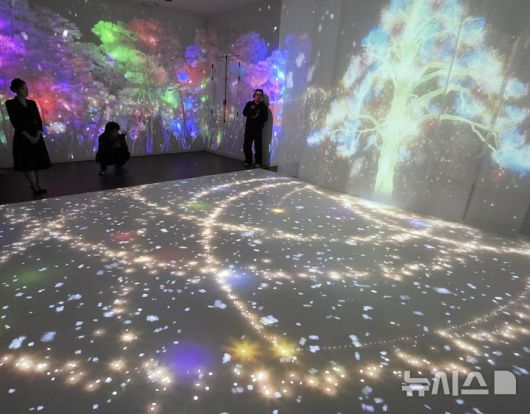 [서울=뉴시스]8일 서울 중구 덕수궁 돈덕전 '쿠키런: 사라진 국가유산을 찾아서' 특별전에서 언론에 공개된 600년 수령의 '정이품송' 미디어아트. 2025.12.08. odong85@newsis.com