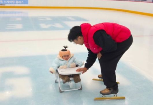 [서울=뉴시스] 스피드스케이팅 선수 출신 이규혁이 딸 해이와 함께한 첫 빙상 나들이를 공개했다. (사진=이규혁 인스타그램 캡처) 2025.12.08. photo@newsis.com *재판매 및 DB 금지