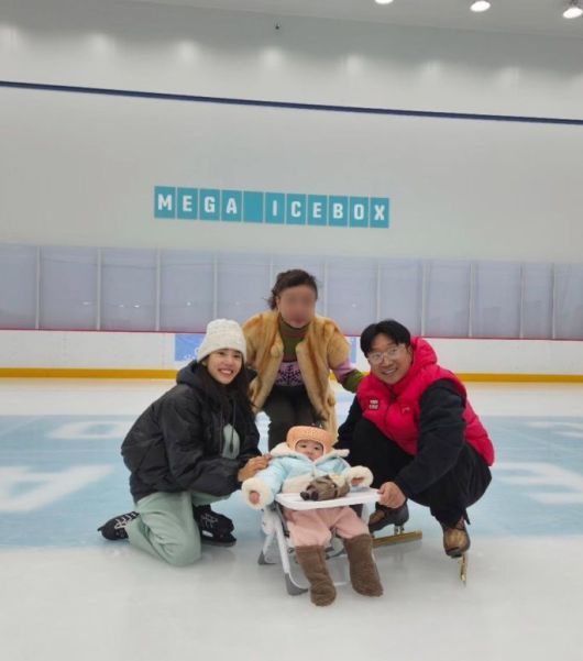 [서울=뉴시스] 스피드스케이팅 선수 출신 이규혁이 딸 해이와 함께한 첫 빙상 나들이를 공개했다. (사진=이규혁 인스타그램 캡처) 2025.12.08. photo@newsis.com *재판매 및 DB 금지