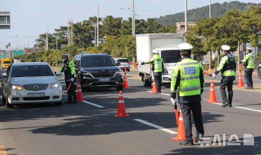 [제주=뉴시스] 우장호 기자 = 8일 오후 제주시 건입동 거로사거리 인근 도로에서 연말연시를 맞아 제주경찰청과 동부경찰서, 자치경찰단 소속 경찰관들이 집중 음주단속을 하고 있다. 제주경찰청은 송년 모임 등 각종 술자리가 많아지는 연말연시를 맞아 이달부터 두 달 간 상시·수시 음주운전 단속을 실시할 예정이다. 2025.12.08. woo1223@newsis.com