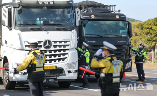 [제주=뉴시스] 우장호 기자 = 8일 오후 제주시 건입동 거로사거리 인근 도로에서 연말연시를 맞아 제주경찰청과 동부경찰서, 자치경찰단 소속 경찰관들이 집중 음주단속을 하고 있다. 제주경찰청은 송년 모임 등 각종 술자리가 많아지는 연말연시를 맞아 이달부터 두 달 간 상시·수시 음주운전 단속을 실시할 예정이다. 2025.12.08. woo1223@newsis.com