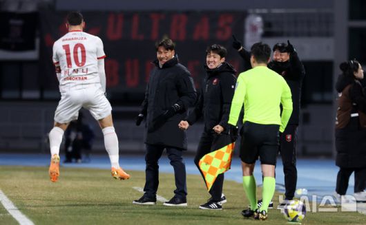 [수원=뉴시스] 이영환 기자 = 8일 오후 수원 장안구 수원종합운동장에서 열린 K리그1 수원FC와 K리그2 부천FC의 승강 플레이오프(PO) 2차전 경기 전반전, 부천 바사니가 선제 골을 넣은 후 이영민 감독을 향해 달려가 기쁨을 나누고 있다. 2025.12.08. 20hwan@newsis.com