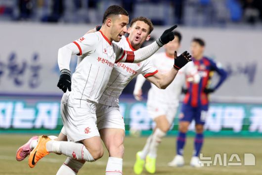 [수원=뉴시스] 이영환 기자 = 8일 오후 수원 장안구 수원종합운동장에서 열린 K리그1 수원FC와 K리그2 부천FC의 승강 플레이오프(PO) 2차전 경기 전반전, 부천 바사니가 선제 골을 넣은 후 기뻐하고 있다. 2025.12.08. 20hwan@newsis.com