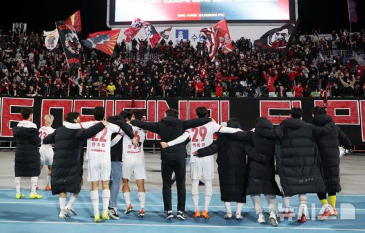 [수원=뉴시스] 이영환 기자 = 8일 오후 수원 장안구 수원종합운동장에서 열린 K리그1 수원FC와 K리그2 부천FC의 승강 플레이오프(PO) 2차전 경기 3-2로 승리해 K리그1 승격에 성공한 부천 선수들이 기뻐하고 있다. 2025.12.08. 20hwan@newsis.com