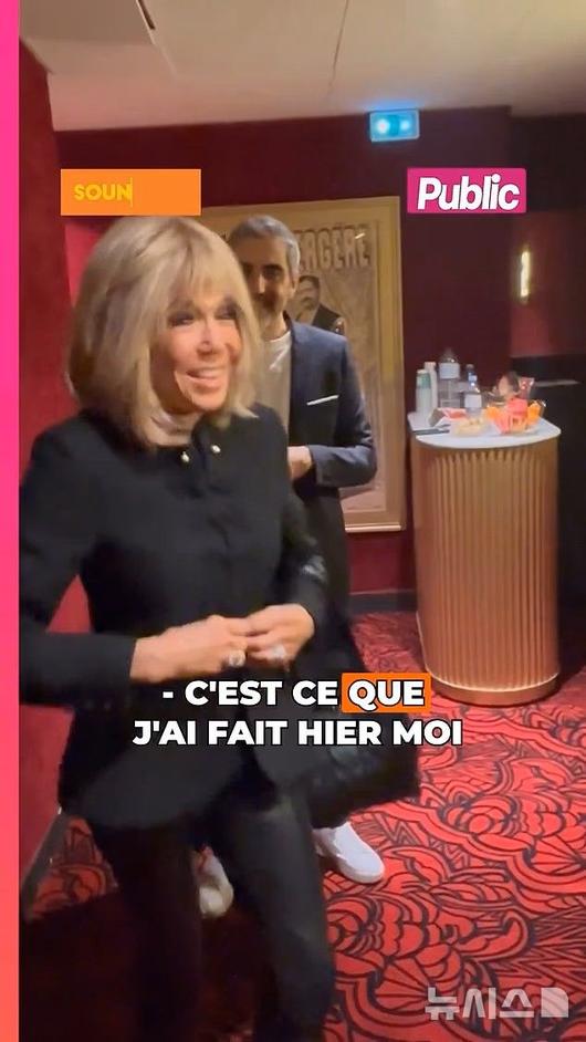 [서울=뉴시스] 브리지트 마크롱 여사가 지난 7일 무대 뒤에서 배우 아리 아비탄과 대화하고 있다. 마크롱 여사는 이 자리에서 아비타의 공연을 방해한 페미니스트들을 향해 "더러운 X년들"이라고 발언에 논란이 되고 있다. (사진출처: 데일리메일 캡처) 2025.12.09.