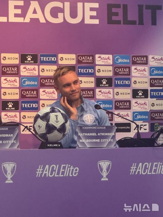 [서울=뉴시스] 김진엽 기자= 호주 프로축구 A리그 멜버른 시티의 나다니엘 앳킨슨이 9일 오후 4시30분 서울월드컵경기장에서 열린 프로축구 K리그1 FC서울과의 2025~2026시즌 아시아축구연맹(AFC) 챔피언스리그 엘리트(ACLE) 리그 스테이지 6차전 경기 전 기자회견에 자리해 질문에 답하고 있다. wlsduq123@newsis.com 2025.12.09.