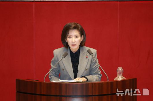 [서울=뉴시스] 고승민 기자 = 나경원 국민의힘 의원이 9일 서울 여의도 국회에서 열린 제429회국회(정기회) 제16차 본회의에서 가맹사업거래의 공정화에 관한 법률 일부개정법률안에 대한 필리버스터를 하고 있다. 2025.12.09. kkssmm99@newsis.com