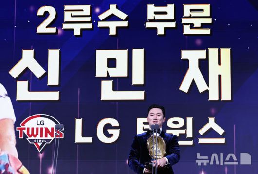 [서울=뉴시스] 최진석 기자 = LG 트윈스 신민재가 9일 서울 송파구 롯데호텔 월드에서 열린 '2025 KBO 골든글러브 시상식'에서 2루수 골든글러브를 수상 후 소감을 밝히고 있다. 2025.12.09. myjs@newsis.com