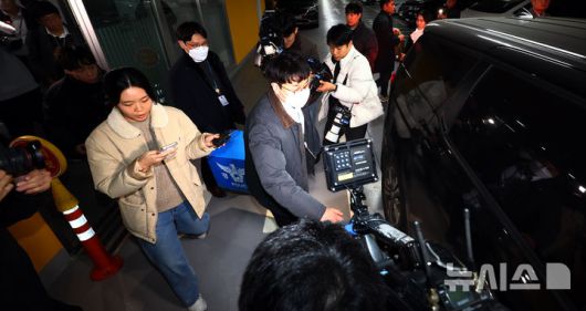 [서울=뉴시스] 박주성 기자 = 쿠팡 개인정보 유출 사고와 관련해 압수수색에 들어간 경찰이 9일 오후 서울 송파구 쿠팡 본사에서 압수수색 물품을 들고 나오고 있다. 2025.12.09. park7691@newsis.com