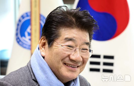 [서울=뉴시스] 최진석 기자 = 강석호 한국자유총연맹 총재가 9일 서울 중구 장충동 한국자유총연맹 총재실에서 뉴시스와 인터뷰를 하고 있다. 2025.12.XX. myjs@newsis.com