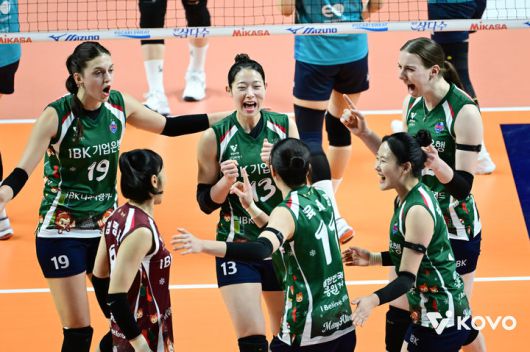 [서울=뉴시스] 여자배구 IBK기업은행 선수들이 10일 서울 장충체육관에서 열린 진에어 2025~2026 V-리그 여자부 GS칼텍스와의 경기에서 득점을 올린 뒤 기뻐하고 있다. (사진=KOVO 제공) 2025.12.10.