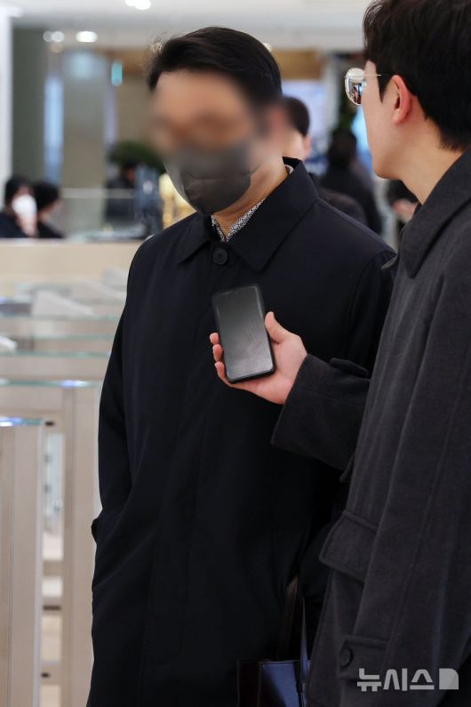 [서울=뉴시스] 조성우 기자 = 윤석열 전 대통령 부인 김건희 여사의 오빠 김진우 씨가 10일 오전 서울 종로구 KT 광화문빌딩 웨스트에 마련된 김건희 여사 관련 의혹을 수사하는 민중기 특별검사 사무실에 출석하고 있다. 2025.12.10. xconfind@newsis.com