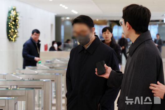 [서울=뉴시스] 조성우 기자 = 윤석열 전 대통령 부인 김건희 여사의 오빠 김진우 씨가 10일 오전 서울 종로구 KT 광화문빌딩 웨스트에 마련된 김건희 여사 관련 의혹을 수사하는 민중기 특별검사 사무실에 출석하고 있다. 2025.12.10. xconfind@newsis.com