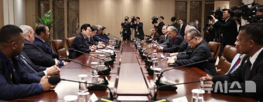 [서울=뉴시스] 고범준 기자 = 이재명 대통령이 10일 서울 용산 대통령실 청사에서 열린 태평양도서국 외교장관 단체 접견에서 발언하고 있다. (대통령실통신사진기자단) 2025.12.10. bjko@newsis.com