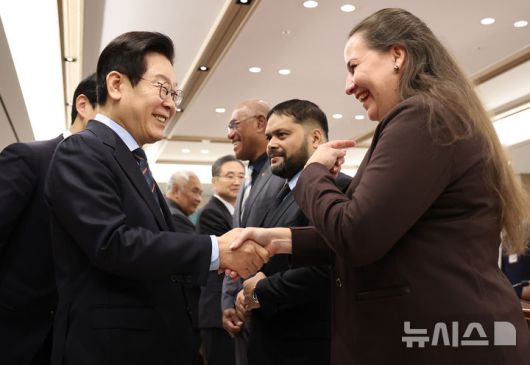 [서울=뉴시스] 고범준 기자 = 이재명 대통령이 10일 서울 용산 대통령실 청사에서 한-태평양도서국 외교장관회의 참석차 방한한 태평양도서국 외교장관 등과 인사하고 있다. (대통령실통신사진기자단) 2025.12.10. bjko@newsis.com