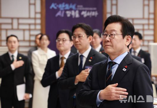 [서울=뉴시스] 고범준 기자 = 이재명 대통령이 10일 서울 용산 대통령실 청사에서 열린 AI 시대의 K-반도체 비전과 육성전략 보고회에서 국민의례를 하고 있다. 2025.12.10. bjko@newsis.com