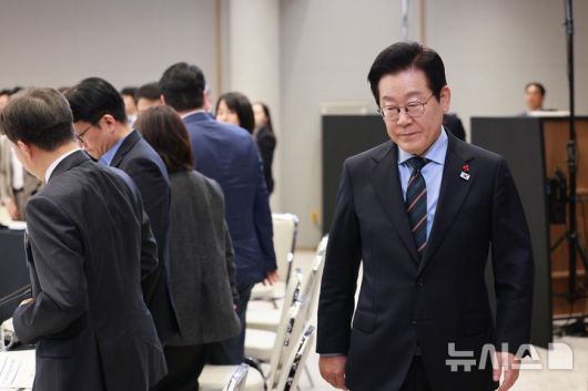 [서울=뉴시스] 고범준 기자 = 이재명 대통령이 10일 서울 용산 대통령실 청사에서 열린 AI 시대의 K-반도체 비전과 육성전략 보고회에 입장하고 있다. 2025.12.10. bjko@newsis.com