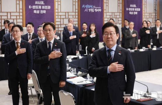 [서울=뉴시스] 고범준 기자 = 이재명 대통령이 10일 서울 용산 대통령실 청사에서 열린 AI 시대의 K-반도체 비전과 육성전략 보고회에서 국민의례를 하고 있다. 2025.12.10. bjko@newsis.com