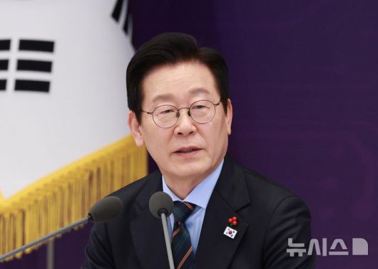 [서울=뉴시스] 고범준 기자 = 이재명 대통령이 10일 서울 용산 대통령실 청사에서 열린 AI 시대의 K-반도체 비전과 육성전략 보고회에서 발언하고 있다. 2025.12.10. bjko@newsis.com