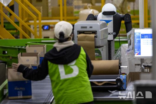 [군포=뉴시스] 정병혁 기자 = 10일 경기 군포시 CJ대한통운 스마트풀필먼트센터에서 AI 휴머노이드 로봇이 완충재 보충, 박스 적재 등 포장 작업을 하고 있다. 2025.12.10. jhope@newsis.com