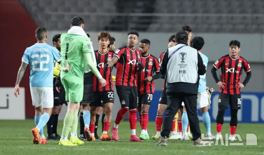 [서울=뉴시스] 김선웅 기자 = 10일 서울 마포구 서울월드컵경기장에서 열린 2025-2026시즌 아시아축구연맹(AFC) 챔피언스리그 엘리트(ACLE) 리그 스테이지 6차전 FC서울 vs 멜버른 시티 경기, 1-1 무승부로 경기를 마친 FC서울 린가드 등 양팀 선수들이 인사를 나누고 있다. 2025.12.10. mangusta@newsis.com