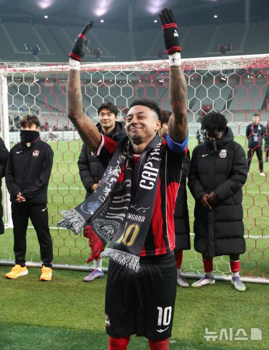 [서울=뉴시스] 김선웅 기자 = FC서울 린가드가 10일 서울 마포구 서울월드컵경기장에서 열린 2025-2026시즌 아시아축구연맹(AFC) 챔피언스리그 엘리트(ACLE) 리그 스테이지 6차전 FC서울 vs 멜버른 시티 경기 겸 서울 고별전을 마친 뒤 팬들에게 마지막 세리머니를 하며 인사하고 있다. 2025.12.10. mangusta@newsis.com