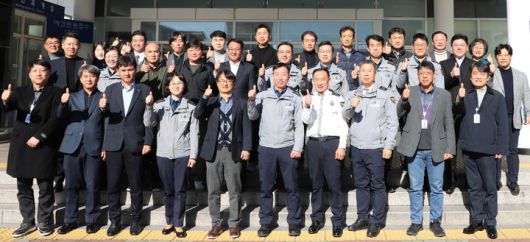 [울산=뉴시스] 박수지 기자 = 유윤종 울산경찰청장이 4일 남부경찰서를 방문해 직원들을 격려한 뒤 기념촬영을 하고 있다. (사진=울산경찰청 제공) 2025.12.11. photo@newsis.com *재판매 및 DB 금지