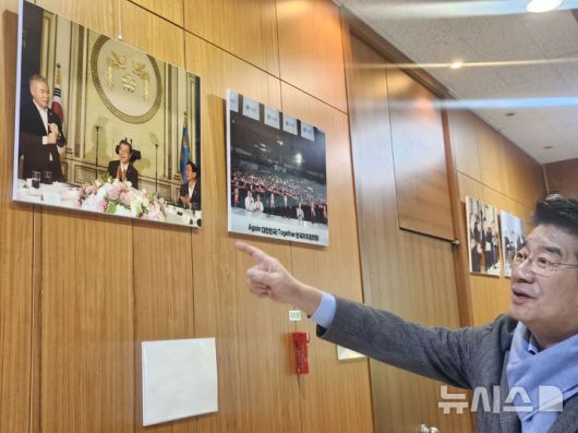 [서울=뉴시스] 조성하 기자 = 강석호 한국자유총연맹 총재가 총재실 앞 복도에 걸린 역대 대통령 사진을 가리키고 있다. 김대중·노무현·문재인 등 진보 성향으로 꼽히는 역대 대통령의 사진도 걸렸다. 연맹 관계자는 "진보·보수를 떠나 연맹을 찾았던 대통령들의 내방 기록을 기념해 걸었다"고 설명했다. 2025.12.09. create@newsis.com