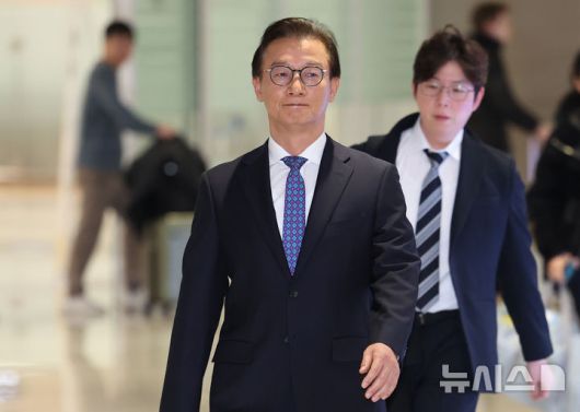 [인천공항=뉴시스] 조성우 기자 = 통일교로부터 금품을 수수했다는 의혹이 제기된 전재수 해양수산부 장관이 11일 오전 인천국제공항 제2여객터미널을 통해 귀국하고 있다.전 장관은 "장관직을 내려놓고 당당하게 응하는 것이 공직자로서 해야 할 처신"이라며 "단호하게, 명백하게, 아주 강하게 의혹이 전혀 사실무근이라는 말씀을 다시 분명히 드린다"고 밝혔다. 2025.12.11. xconfind@newsis.com