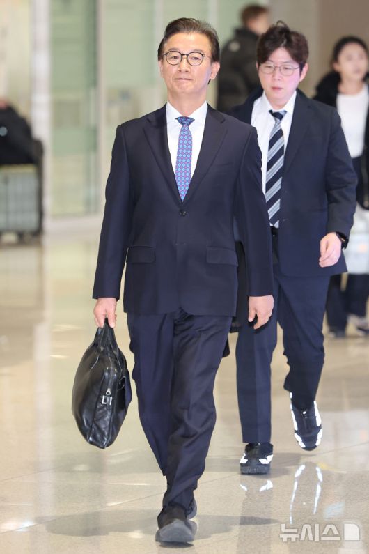 [인천공항=뉴시스] 조성우 기자 = 통일교로부터 금품을 수수했다는 의혹이 제기된 전재수 해양수산부 장관이 11일 오전 인천국제공항 제2여객터미널을 통해 귀국하고 있다.전 장관은 "장관직을 내려놓고 당당하게 응하는 것이 공직자로서 해야 할 처신"이라며 "단호하게, 명백하게, 아주 강하게 의혹이 전혀 사실무근이라는 말씀을 다시 분명히 드린다"고 밝혔다. 2025.12.11. xconfind@newsis.com