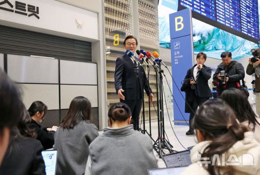 [인천공항=뉴시스] 조성우 기자 = 통일교로부터 금품을 수수했다는 의혹이 제기된 전재수 해양수산부 장관이 11일 오전 인천국제공항 제2여객터미널을 통해 귀국해 의혹 관련 입장을 밝히고 있다.전 장관은 "장관직을 내려놓고 당당하게 응하는 것이 공직자로서 해야 할 처신"이라며 "단호하게, 명백하게, 아주 강하게 의혹이 전혀 사실무근이라는 말씀을 다시 분명히 드린다"고 밝혔다. 2025.12.11. xconfind@newsis.com