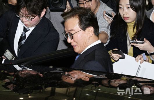 [인천공항=뉴시스] 조성우 기자 = 통일교로부터 금품을 수수했다는 의혹이 제기된 전재수 해양수산부 장관이 11일 오전 인천국제공항 제2여객터미널을 통해 귀국한 뒤 차량에 타고 있다.전 장관은 "장관직을 내려놓고 당당하게 응하는 것이 공직자로서 해야 할 처신"이라며 "단호하게, 명백하게, 아주 강하게 의혹이 전혀 사실무근이라는 말씀을 다시 분명히 드린다"고 밝혔다. (공동취재) 2025.12.11. photo@newsis.com