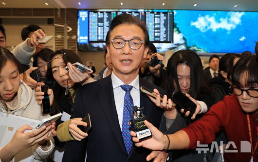 [인천공항=뉴시스] 조성우 기자 = 통일교로부터 금품을 수수했다는 의혹이 제기된 전재수 해양수산부 장관이 11일 오전 인천국제공항 제2여객터미널을 통해 귀국한 뒤 차량으로 이동하고 있다.전 장관은 "장관직을 내려놓고 당당하게 응하는 것이 공직자로서 해야 할 처신"이라며 "단호하게, 명백하게, 아주 강하게 의혹이 전혀 사실무근이라는 말씀을 다시 분명히 드린다"고 밝혔다. (공동취재) 2025.12.11. photo@newsis.com