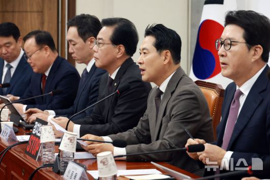 [서울=뉴시스] 고승민 기자 = 장동혁 국민의힘 대표가 11일 서울 여의도 국회에서 열린 최고위원회의에서 발언하고 있다. 2025.12.11. kkssmm99@newsis.com