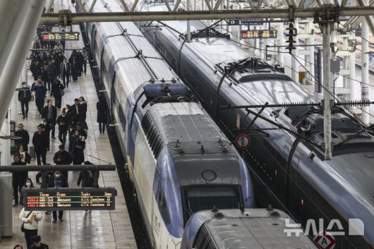 [서울=뉴시스] 김근수 기자 = 전국철도노동조합이 심야 교섭 끝에 한국철도공사(코레일)와 잠정 합의를 도출하면서 파업을 유보한 11일 서울 중구 서울역 승강장이 출근하는 시민들로 붐비고 있다. 2025.12.11. ks@newsis.com
