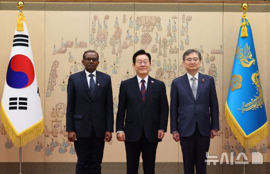 [서울=뉴시스] 고범준 기자 = 이재명 대통령이 11일 서울 용산 대통령실 청사에서 열린 주한대사 신임장 제정식에서 마리무투 카루파야 파뜨마나단 주한스리랑카 대사로부터 신임장을 받은 뒤 조현 외교부 장관과 기념촬영을 하고 있다. (대통령실통신사진기자단) 2025.12.11. bjko@newsis.com