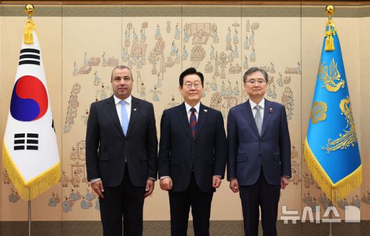 [서울=뉴시스] 고범준 기자 = 이재명 대통령이 11일 서울 용산 대통령실 청사에서 열린 주한대사 신임장 제정식에서 와엘 하셈 주한레바논 대사로부터 신임장을 받은 뒤 조현 외교부 장관과 기념촬영을 하고 있다. (대통령실통신사진기자단) 2025.12.11. bjko@newsis.com