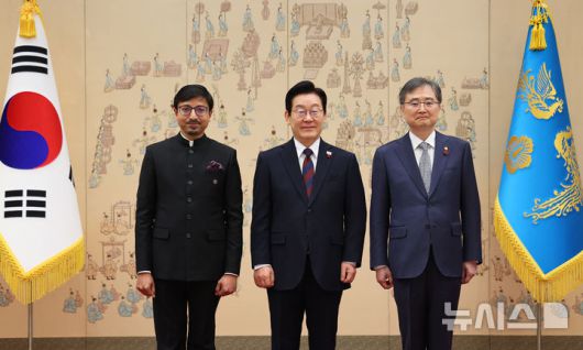 [서울=뉴시스] 고범준 기자 = 이재명 대통령이 11일 서울 용산 대통령실 청사에서 열린 주한대사 신임장 제정식에서 고랑랄 다스 주한인도 대사로부터 신임장을 받은 뒤 조현 외교부 장관과 기념촬영을 하고 있다. (대통령실통신사진기자단) 2025.12.11. bjko@newsis.com