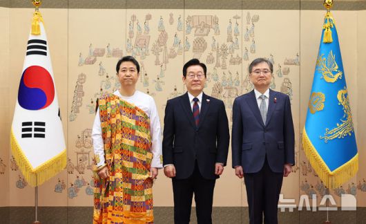 [서울=뉴시스] 고범준 기자 = 이재명 대통령이 11일 서울 용산 대통령실 청사에서 열린 주한대사 신임장 제정식에서 고조 최 주한가나 대사로부터 신임장을 받은 뒤 조현 외교부 장관과 기념촬영을 하고 있다. (대통령실통신사진기자단) 2025.12.11. bjko@newsis.com