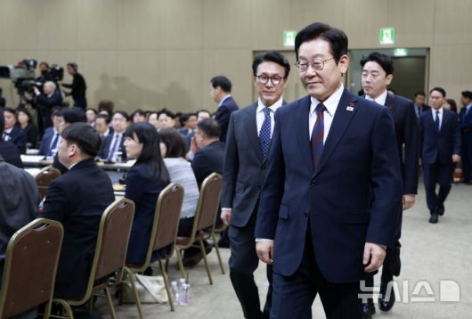 [세종=뉴시스] 최동준 기자 = 이재명 대통령이 11일 세종시 정부세종컨벤션센터에서 열린 '2026년 대도약하는 경제, 신뢰받는 데이터' 기획재정부(국세청·관세청·조달청)-국가데이터처 업무보고에 입장하고 있다. 2025.12.11. photocdj@newsis.com