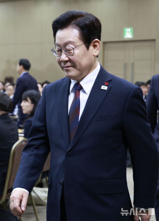 [세종=뉴시스] 최동준 기자 = 이재명 대통령이 11일 세종시 정부세종컨벤션센터에서 열린 '2026년 대도약하는 경제, 신뢰받는 데이터' 기획재정부(국세청·관세청·조달청)-국가데이터처 업무보고에 입장하고 있다. 2025.12.11. photocdj@newsis.com