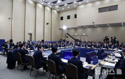 [세종=뉴시스] 최동준 기자 = 이재명 대통령이 11일 세종시 정부세종컨벤션센터에서 열린 '2026년 대도약하는 경제, 신뢰받는 데이터' 기획재정부(국세청·관세청·조달청)-국가데이터처 업무보고에서 발언하고 있다. 2025.12.11. photocdj@newsis.com