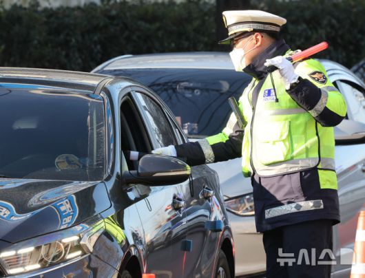 [인천=뉴시스] 전진환 기자 = 11일 오후 인천 중구 월미도 인근 도로에서 중부경찰서 교통안전계 소속 경찰이 연말연시 불시 음주운전 단속을 하고 있다.  2025.12.11. amin2@newsis.com