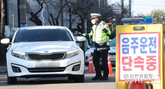 [인천=뉴시스] 전진환 기자 = 11일 오후 인천 중구 월미도 인근 도로에서 중부경찰서 교통안전계 소속 경찰이 연말연시 불시 음주운전 단속을 하고 있다.  2025.12.11. amin2@newsis.com