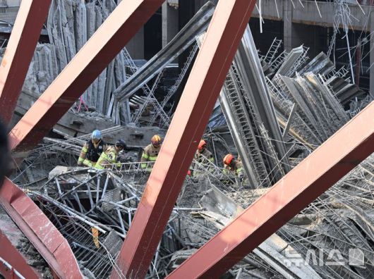 [광주=뉴시스] 이현행 기자 = 11일 오후 광주 서구 치평동 광주대표도서관 건설 현장에서 콘크리트 타설 작업 중 구조물 붕괴 사고가 나 소방 당국이 매몰된 것으로 추정되는 작업자를 구조 하고 있다. 2025.12.11. lhh@newsis.com